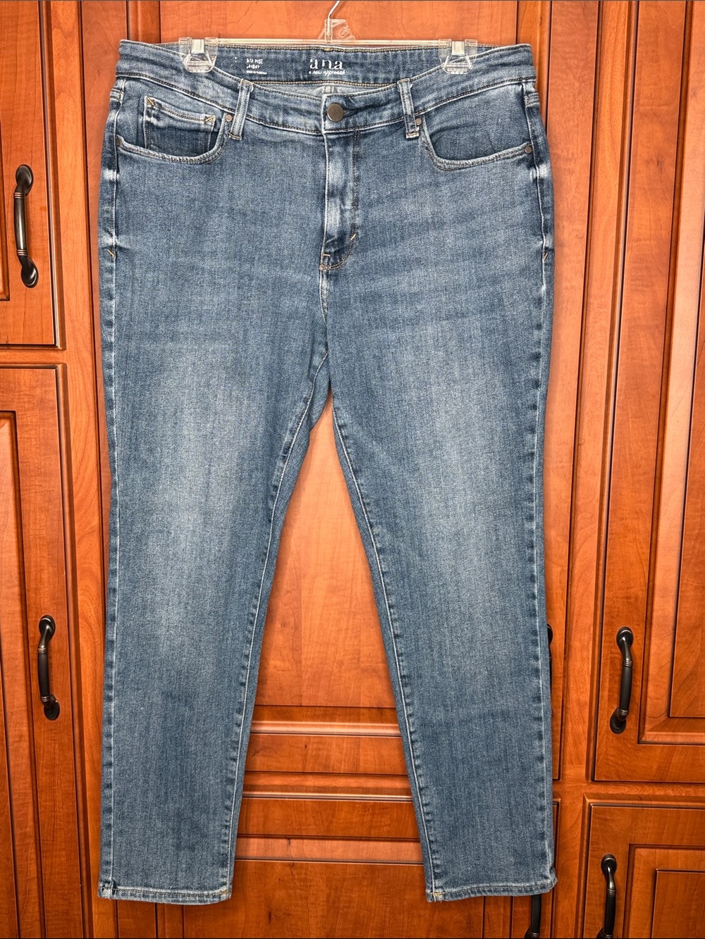 a.n.a Women's Slim skinny Jeans mid-rise in Faded Blue Wash, Size: 16